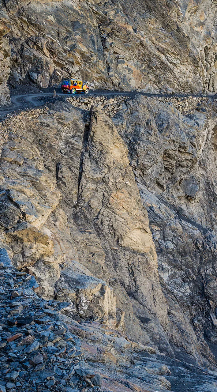Piros Jeep terepjáró a Shimshal kanyonban Észak Pakisztánban a Karakoram hegységben