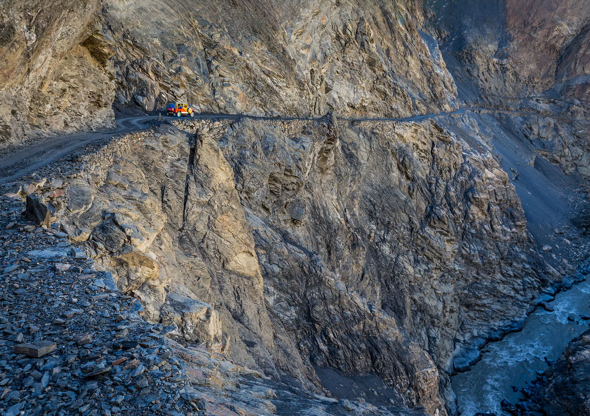 Piros Jeep terepjáró a Shimshal kanyonban Észak Pakisztánban a Karakoram hegységben