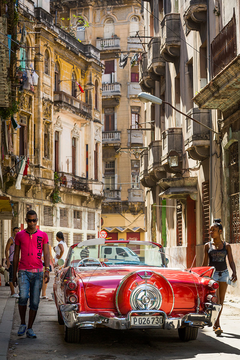 50-es évekbeli piros Dodge Havanna óvárosában Kubában