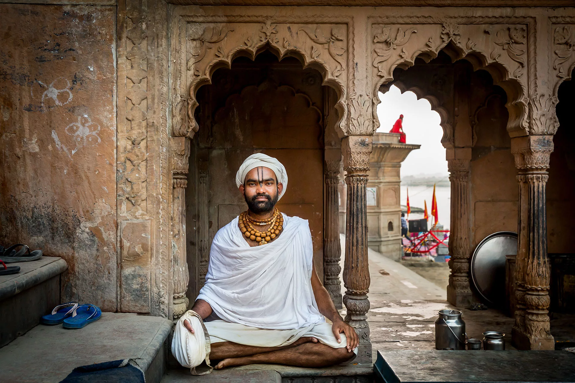Hindu zarándokok a Keshi ghatnál Vrindavanban Indiában