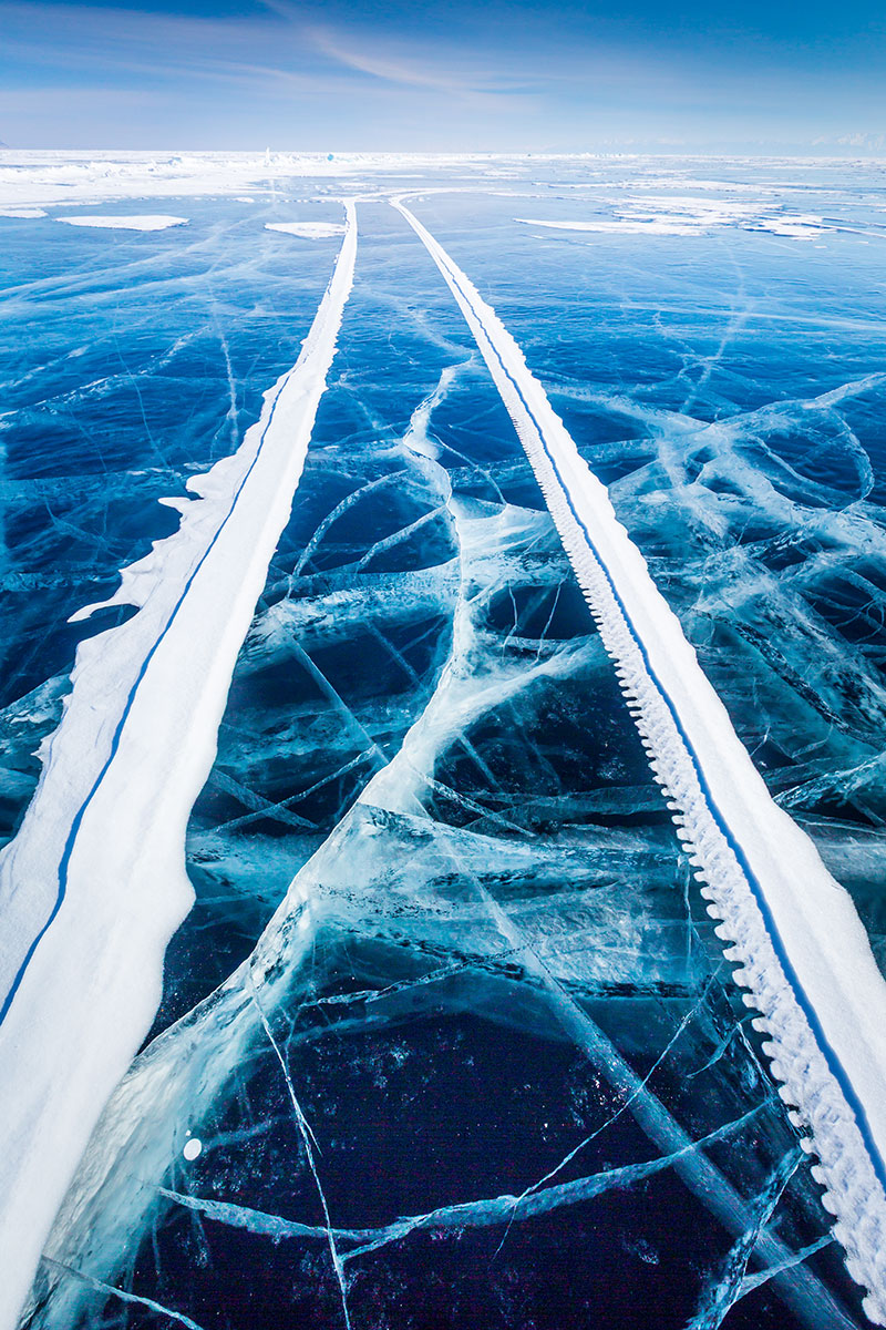 Autónyom a Bajkál-tó jegén Szibériában Oroszországban