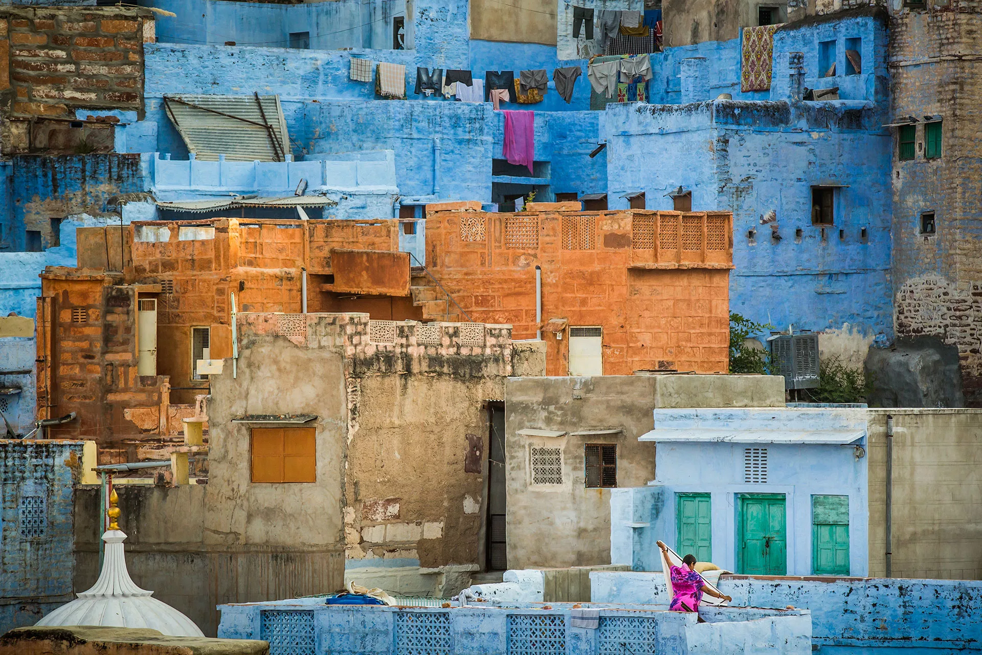 Ruhát teregető nő Jodhpur kék óvárosában Rajasthanban Ind
