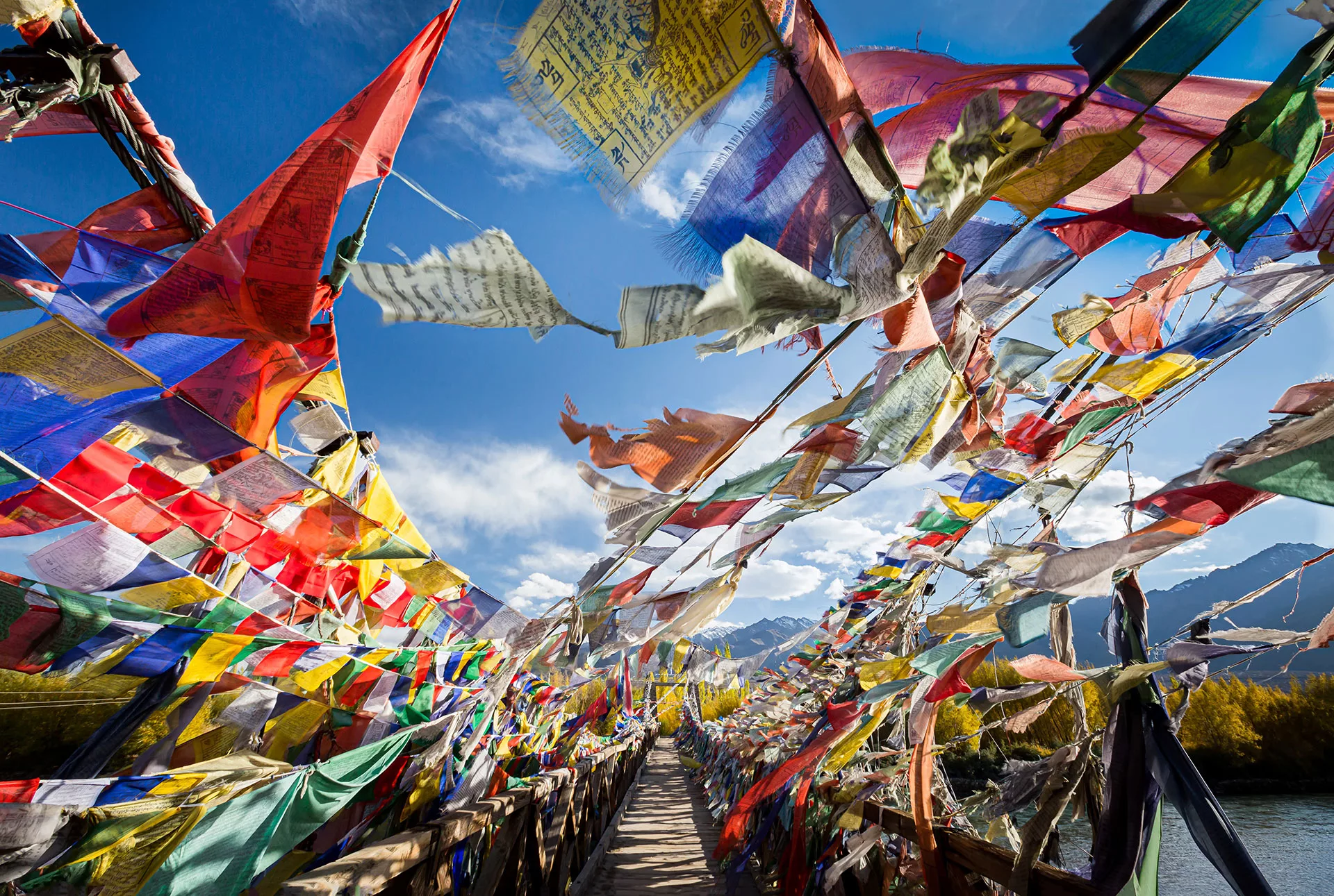 Tibet, Buddhista imazászlók az Indus felett az indiai Himaláj