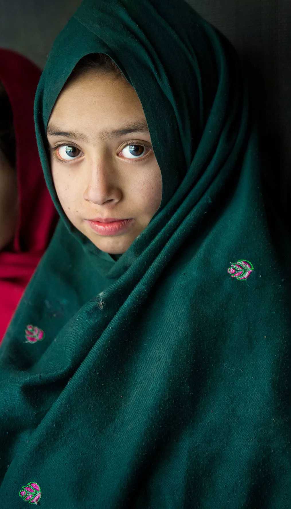 Lányok hagyományos viseletben Husseinabadiban Észak Pakisztánban a Karakoram hegységben