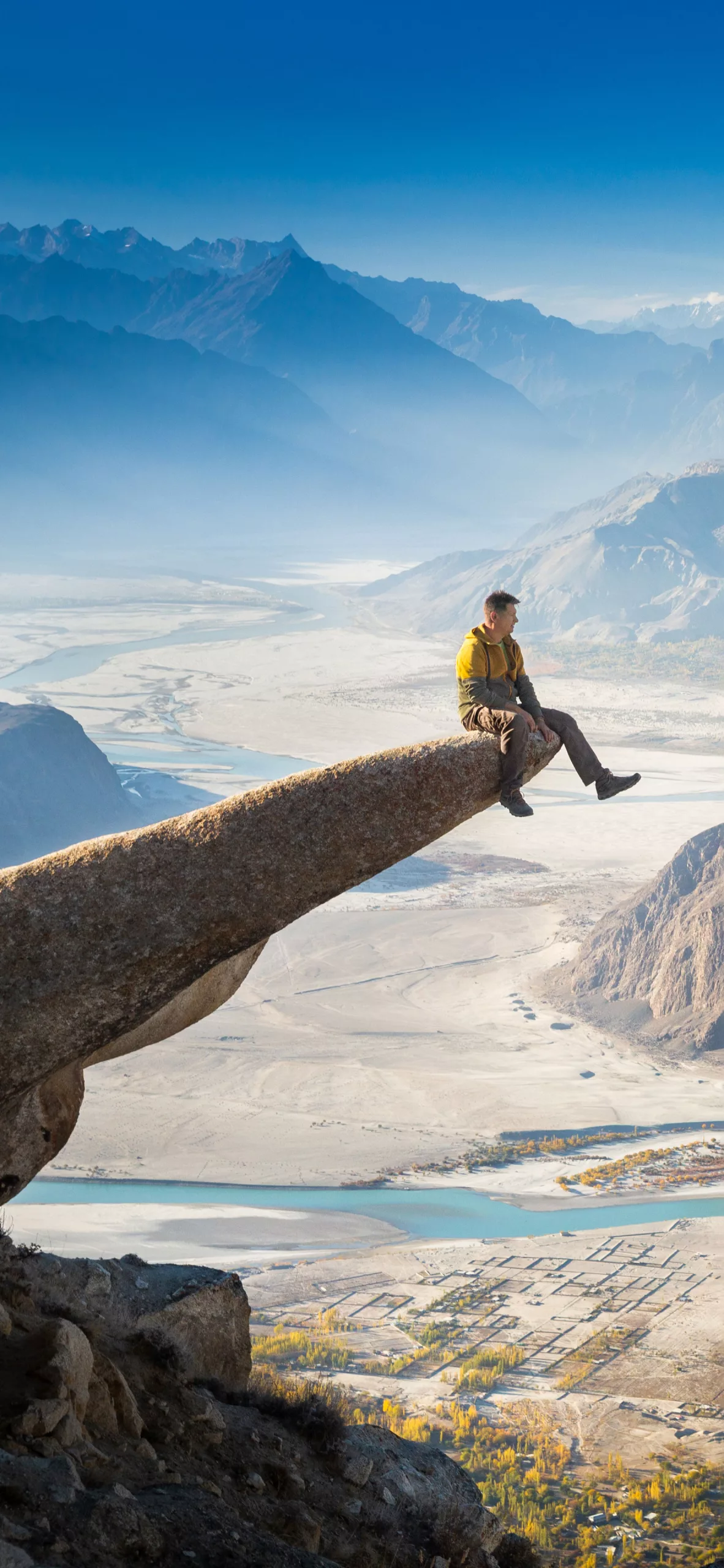 Szabó Zoltán fotográfus túravezető, a Kincseskamera alapítója a Masur Rockon Az Indus folyó felett Észak Pakisztánban a Karakoram hegységben
