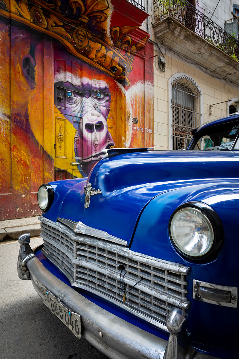 50-es évekbeli kék Chrysler Havanna óvárosában Kubában