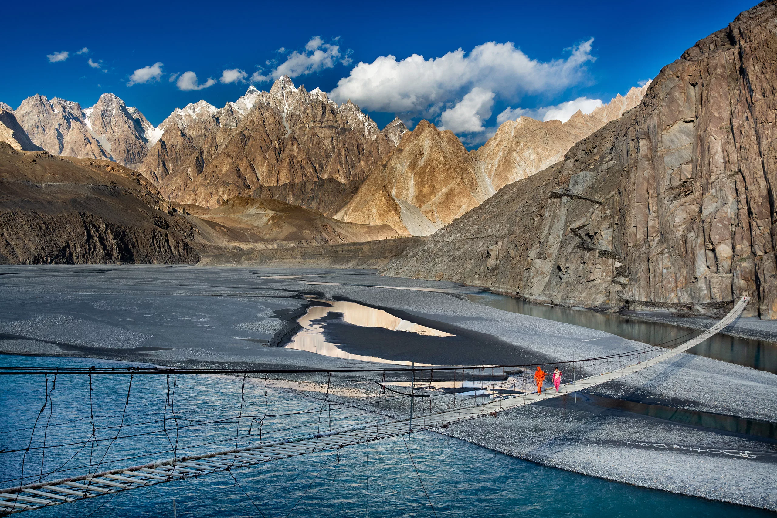 Függőhíd a Hunza folyón Hussaini falunál Észak Pakisztánb