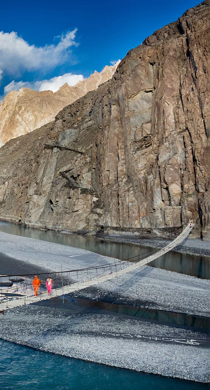 Függőhíd a Hunza folyón Hussaini falunál Észak Pakisztánb