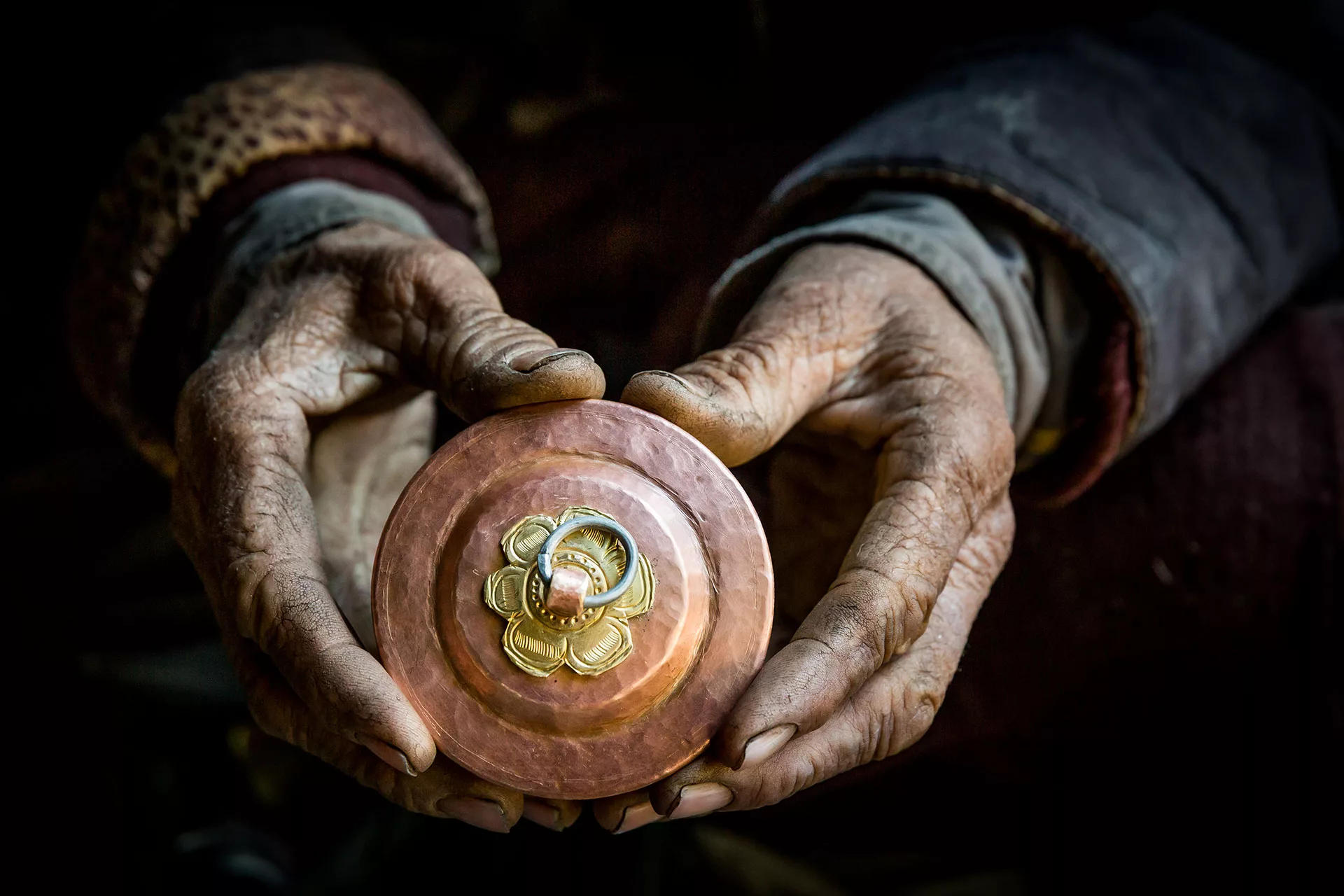 Tibet, Chilling, Ladakh, India, idős ötvösmester réz csész
