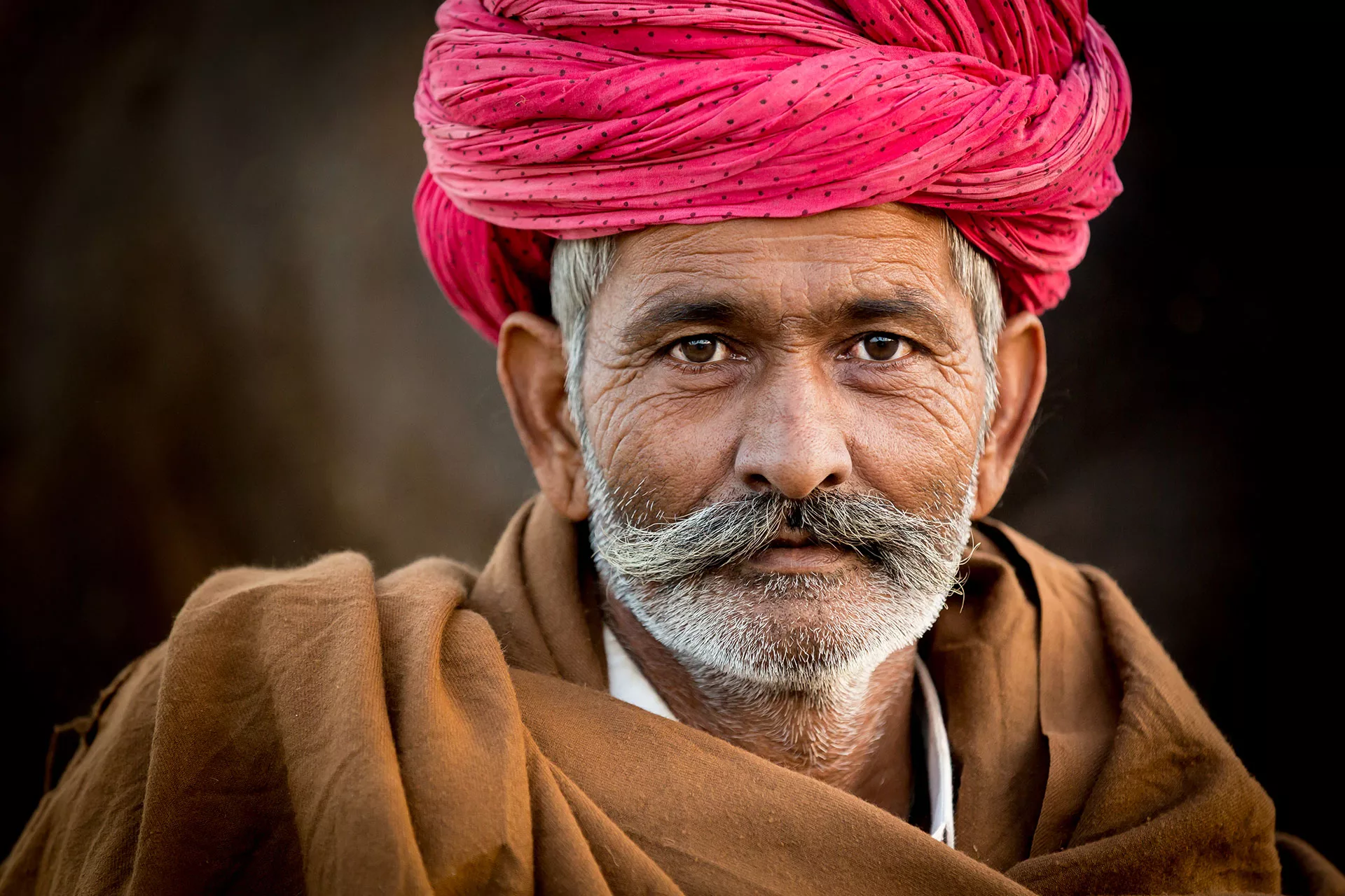 Tevepásztor portréja a Pushkar tevevásárban Rajasthanban Ind
