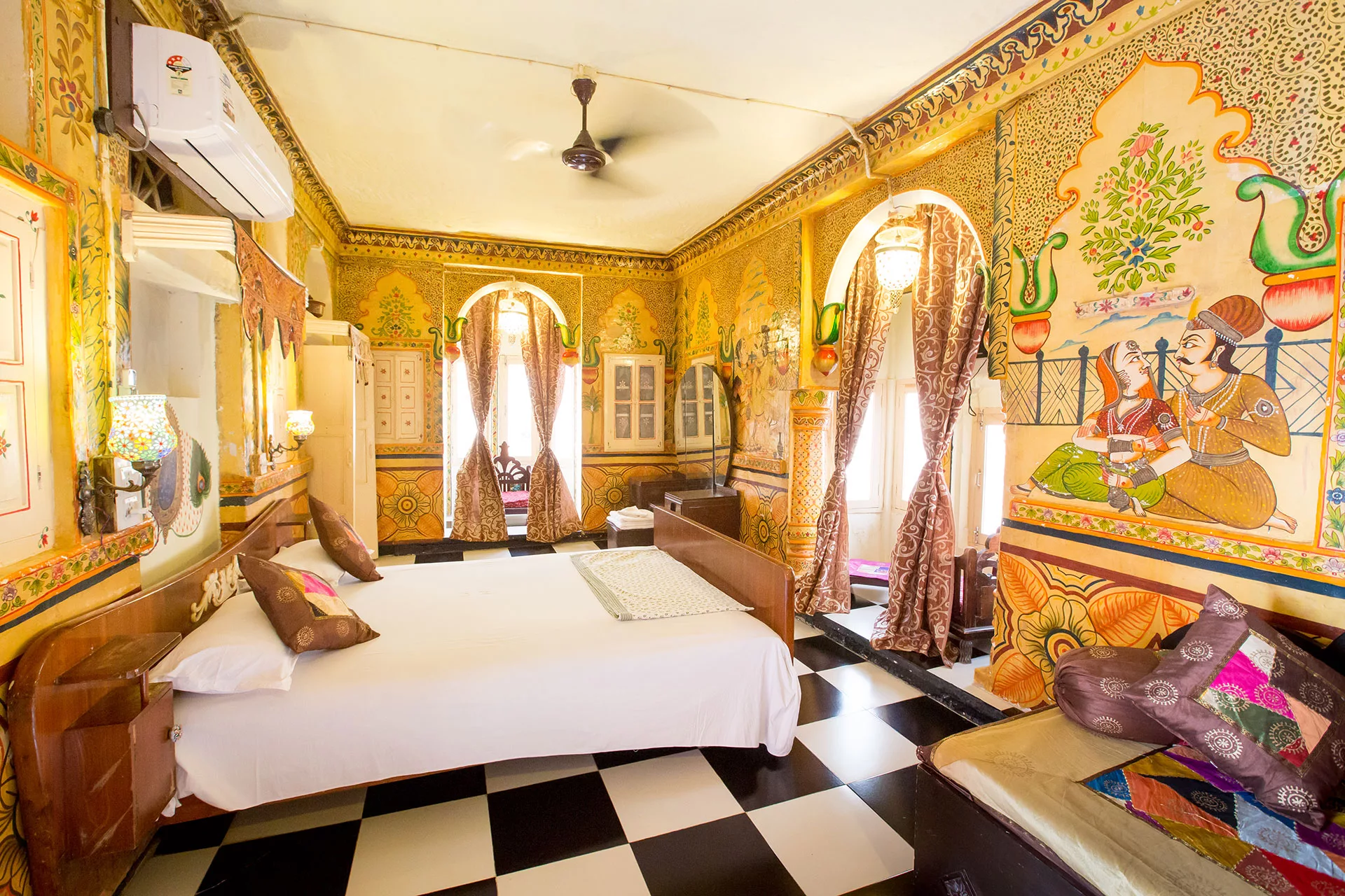 Singhvi Haveli hotel lakosztálya Jodhpur óvárosában Rajastha