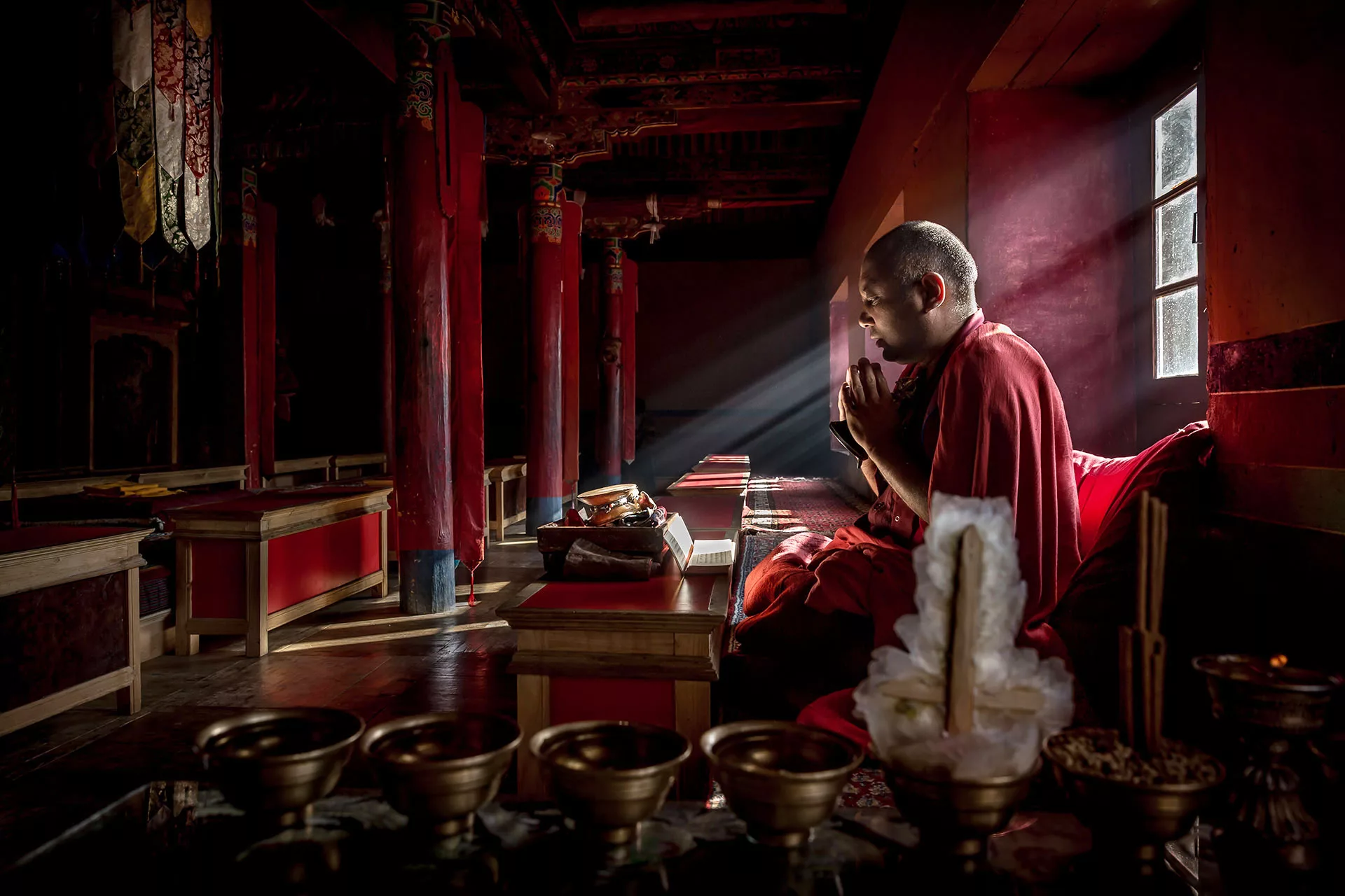 Buddhista szerzetes szertartása a Lamayuru kolostorban Ladakhba