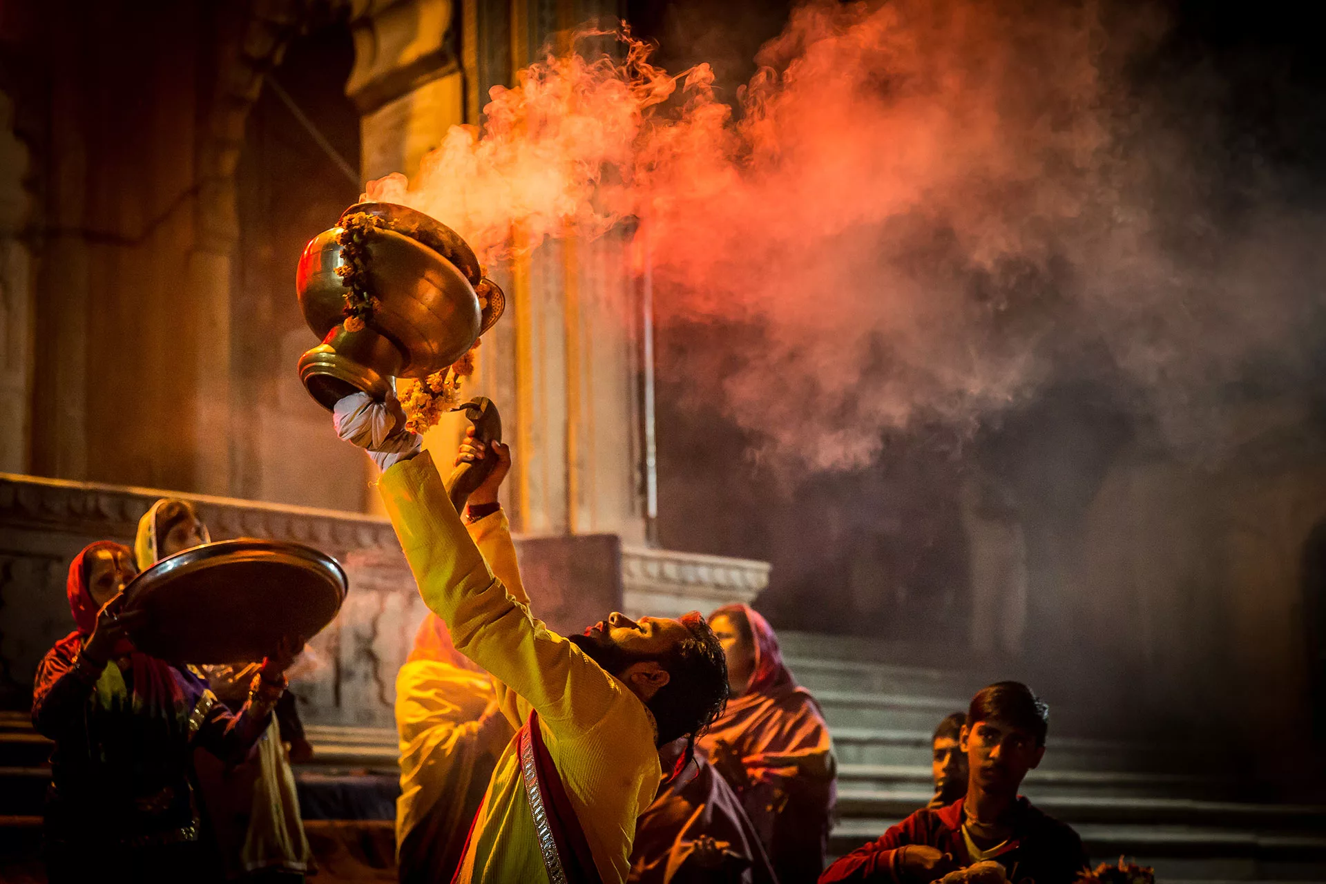 Hindu szertartás a Jamuna folyónál Vrindavanban Indiában