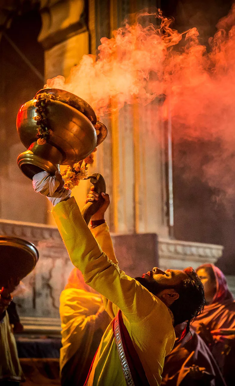 Hindu szertartás a Jamuna folyónál Vrindavanban Indiában