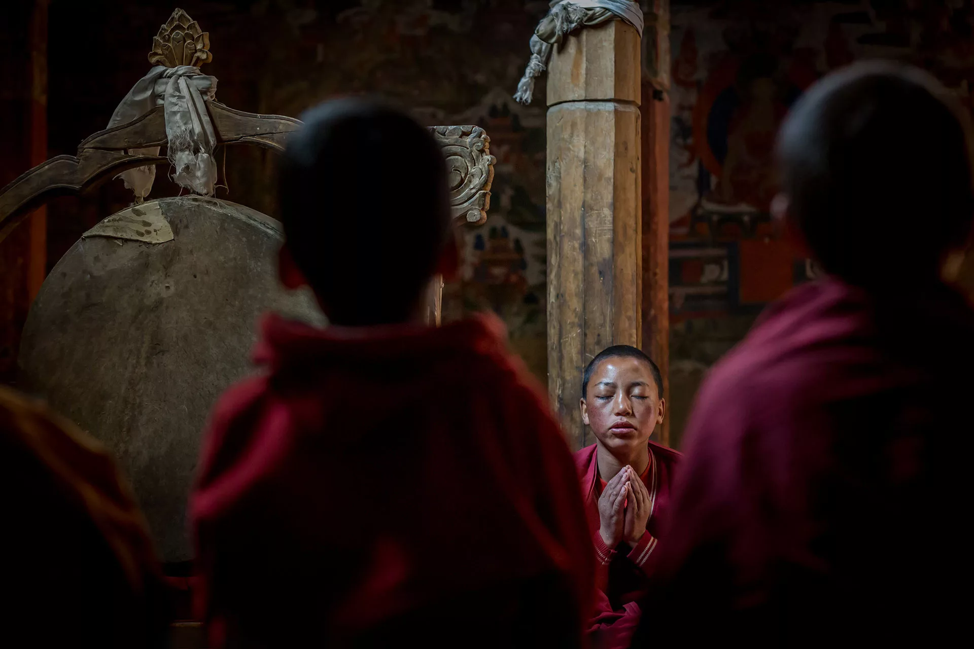 Buddhista novícius sok reggeli szertartása a Lamayuru kolostor