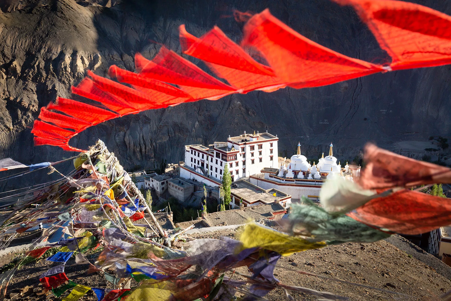 Imazászlók Lamayuru kolostorra felett, Ladakh, India