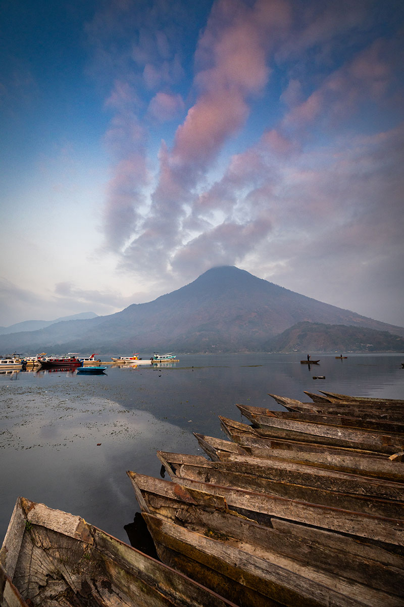Fa ladikok Santiago Atitlan falu kikötőjében Guatemalában, h