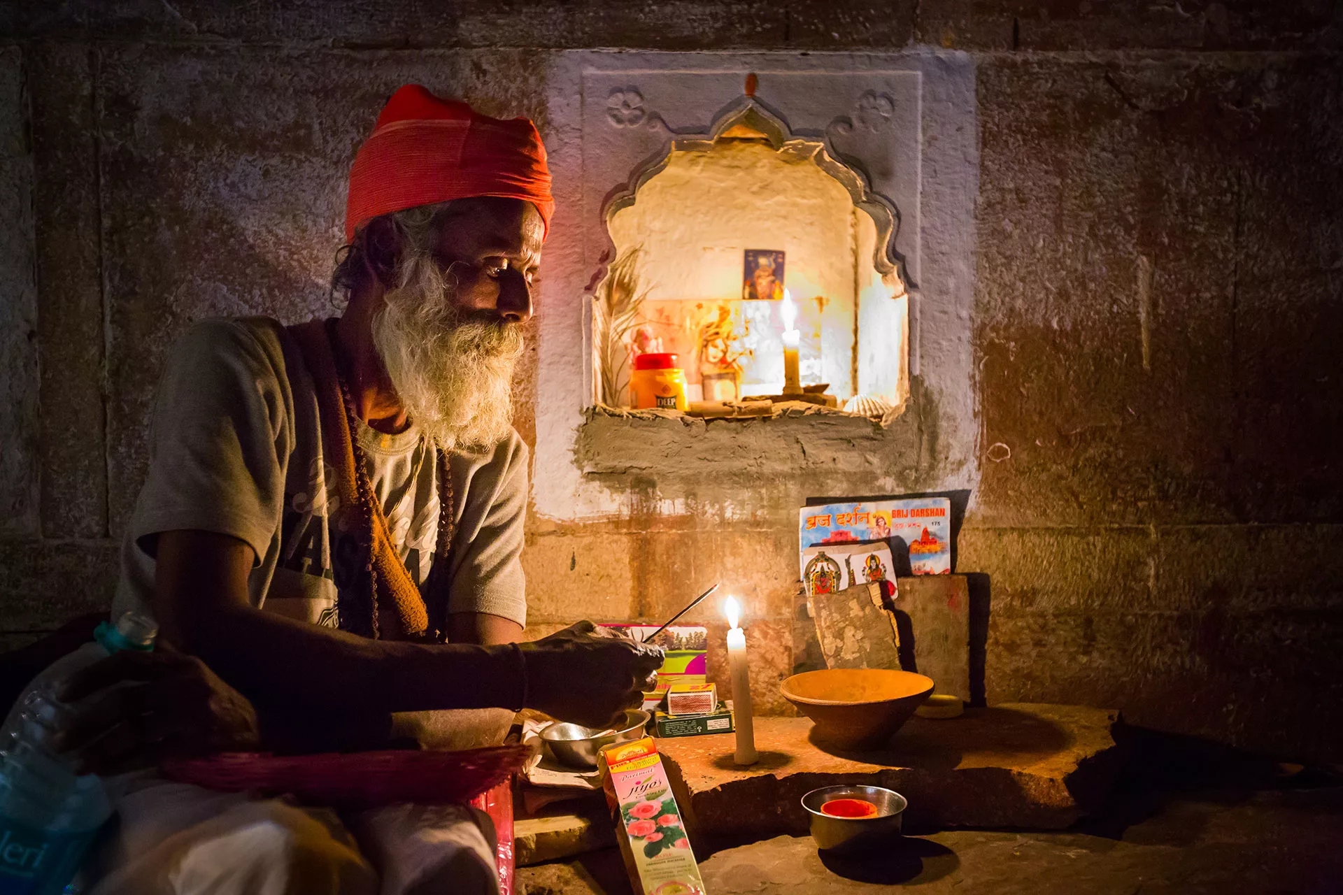 Hindu zarándokok mécsest gyújt Vrindavanban Indiában