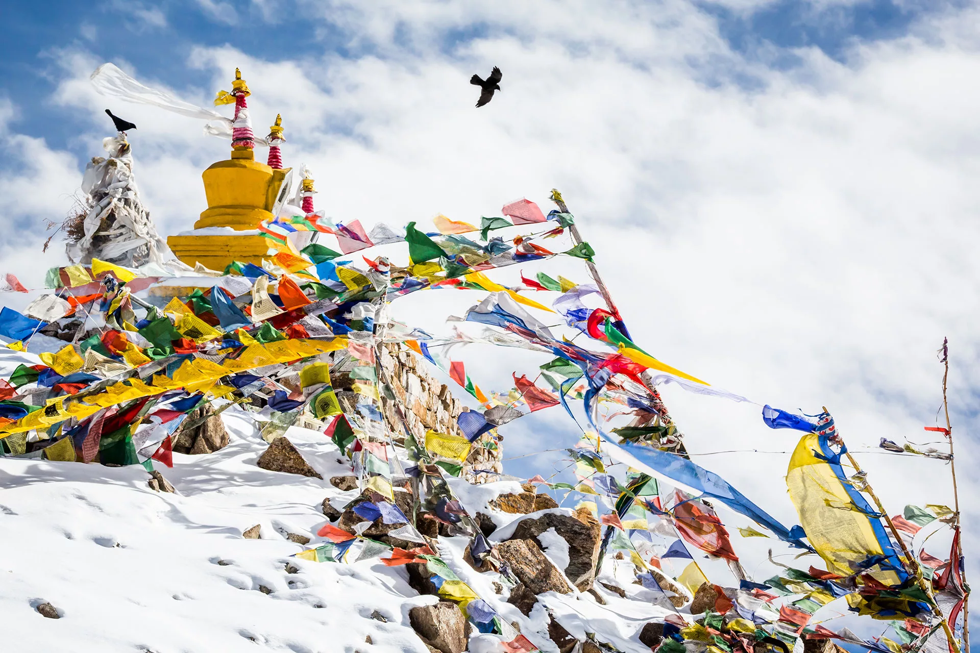 Színes buddhista sztúpák és imazászlók a Kardhung La Hág