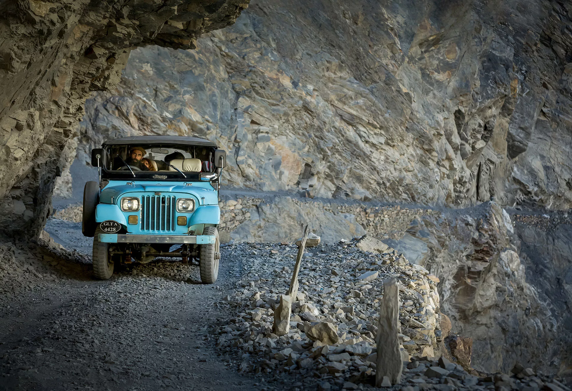 Kék Jeep terepjáró a Shimshal kanyon függőhídján Észak Pakisztánban a Karakoram hegységben