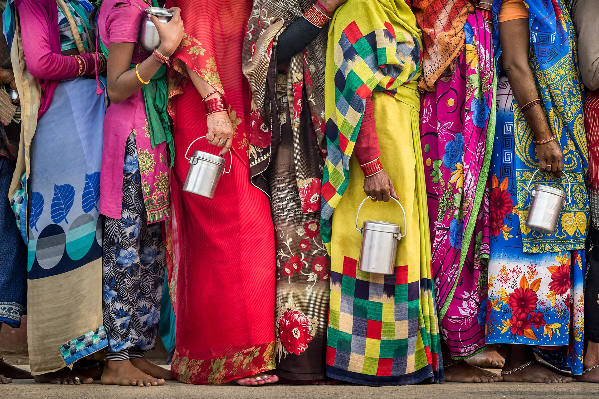 Hindu zarándokok élelmiszer admományért állnak sorbanl Vrin