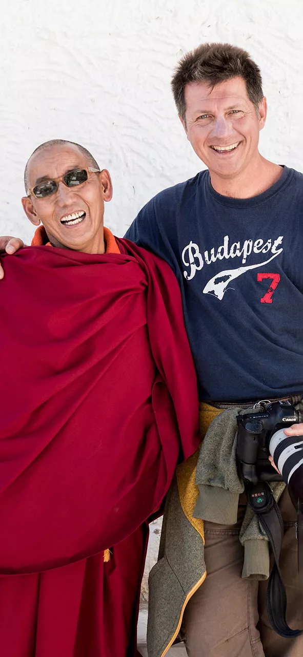 Szabó Zoltán fotográfus és túravezető tibeti szerzetes bar