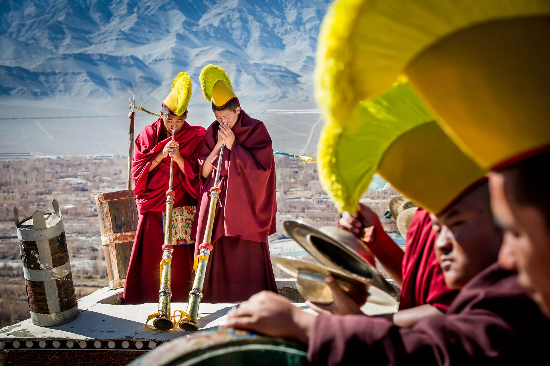 Buddhista szertartás Thikse kolostorában Ladakh India