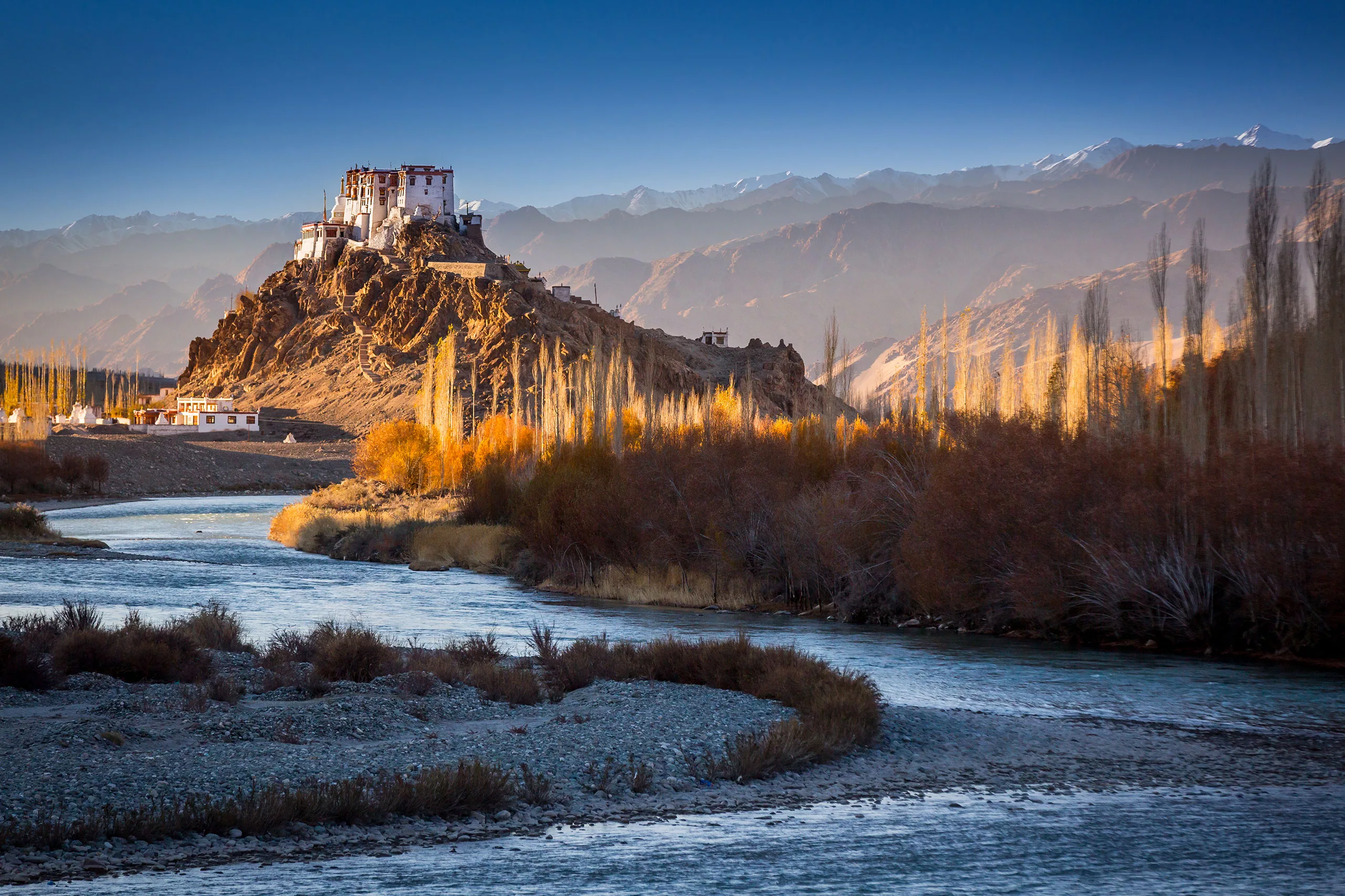Az Indus folyó és Stakna buddhista kolostora az indiai Himalá