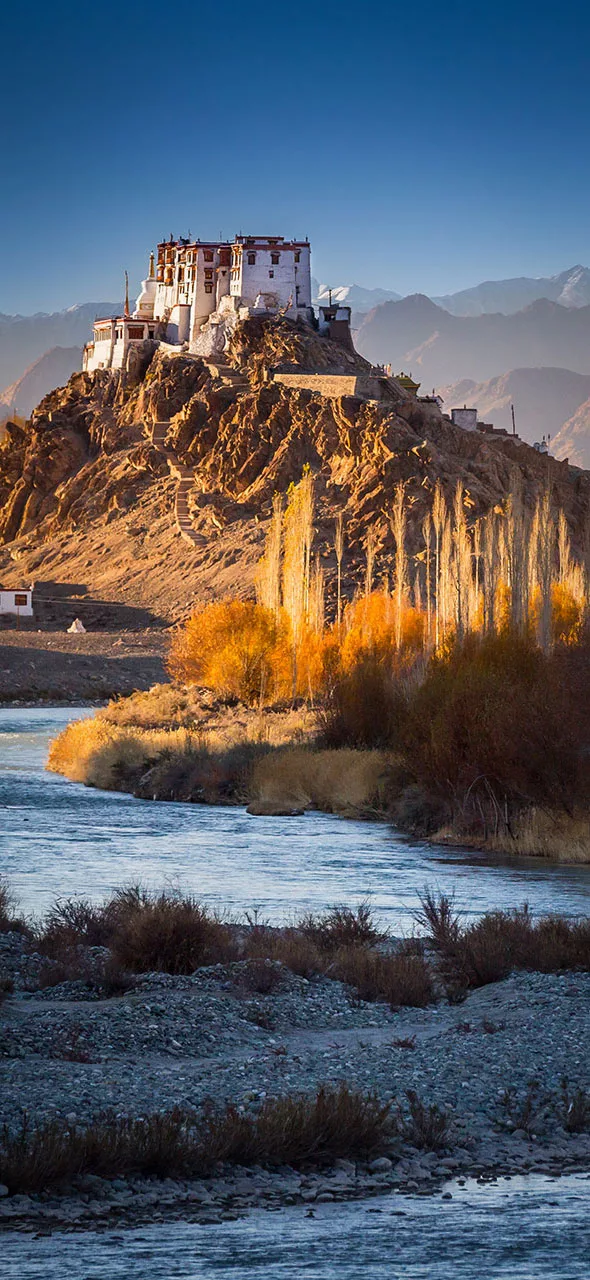 Az Indus folyó és Stakna buddhista kolostora az indiai Himalá