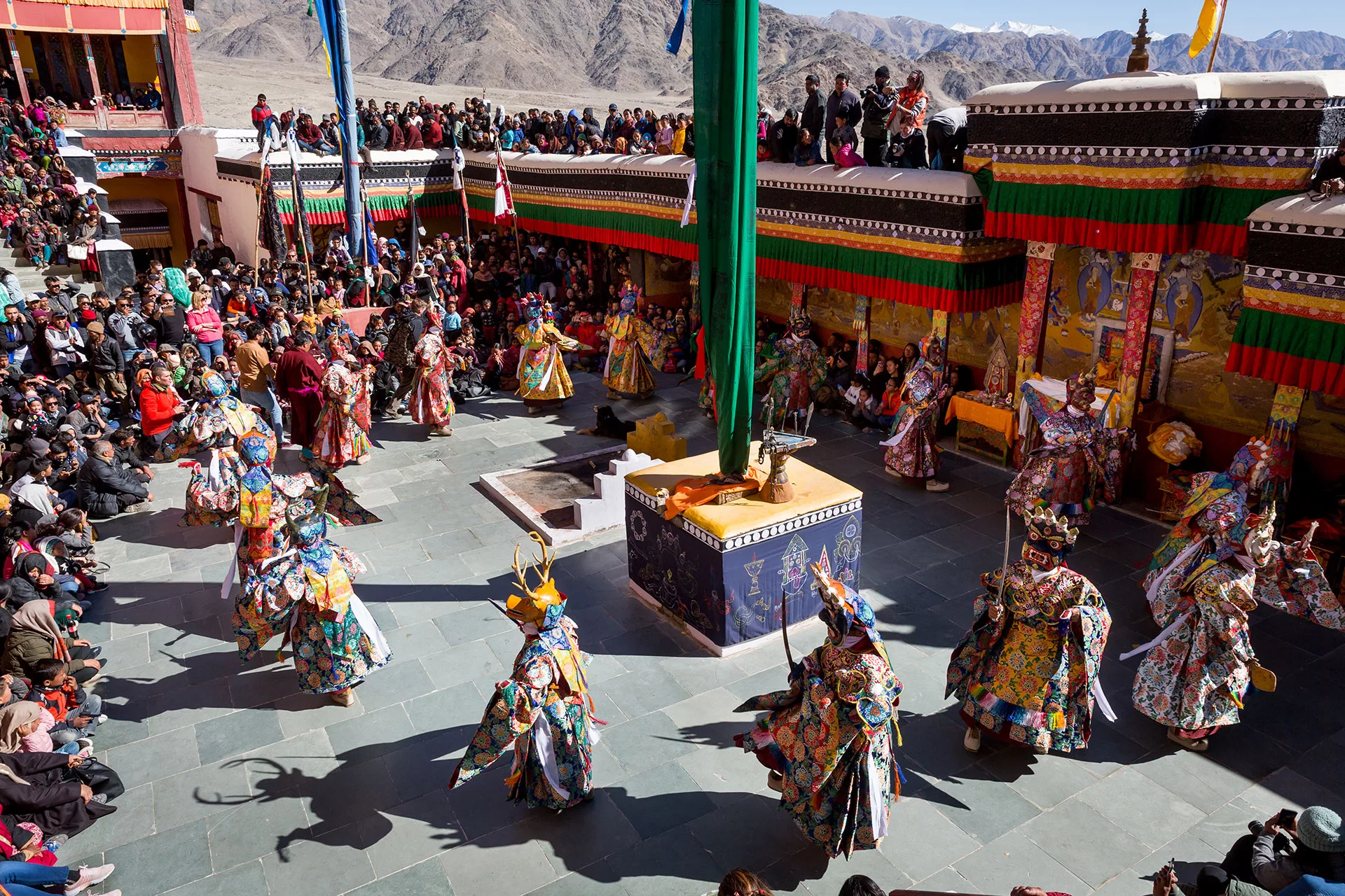 Rituális buddhista maszk tánc Thikse kolostorában Ladakh Ind
