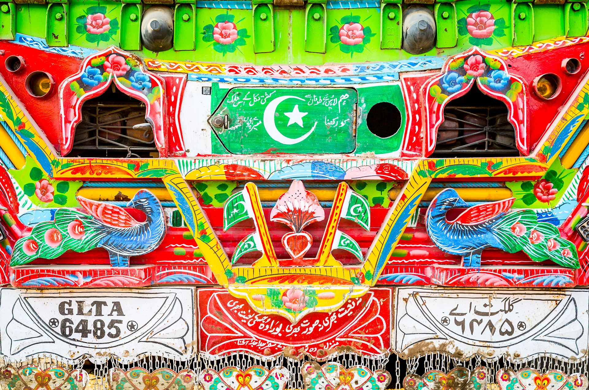 Truck art, hagyományos díszítésű teherautó hátulja Rawalpindiben Pakisztánban
