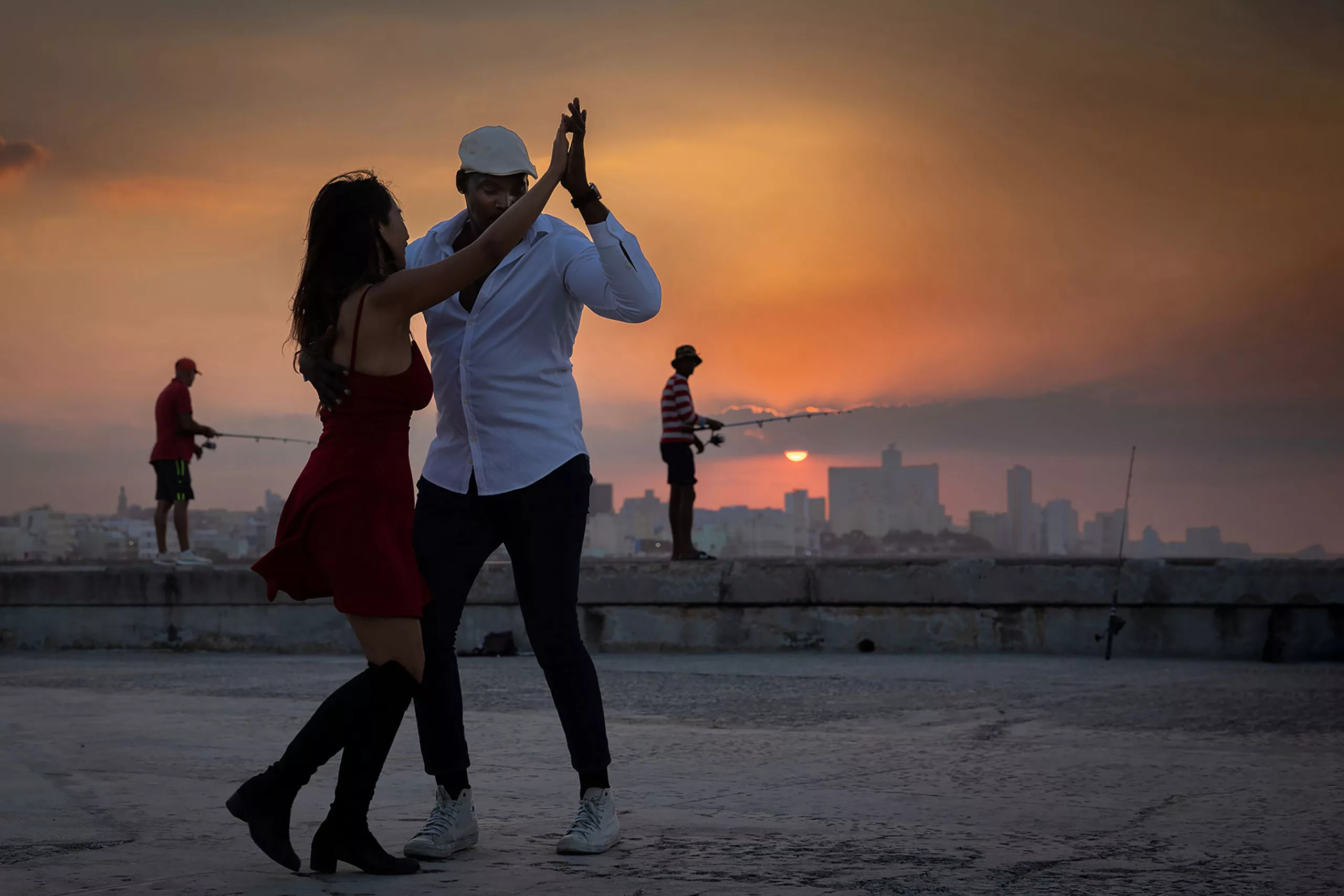 Salsát táncoló pár a havannai Maleconon Kubában