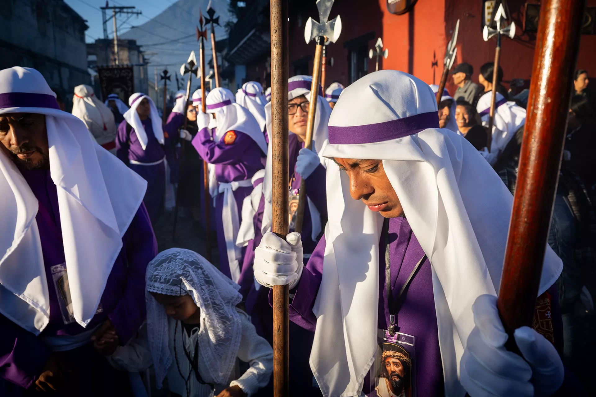 Húsvéti körmenet résztvevője Antigua Guatemalában