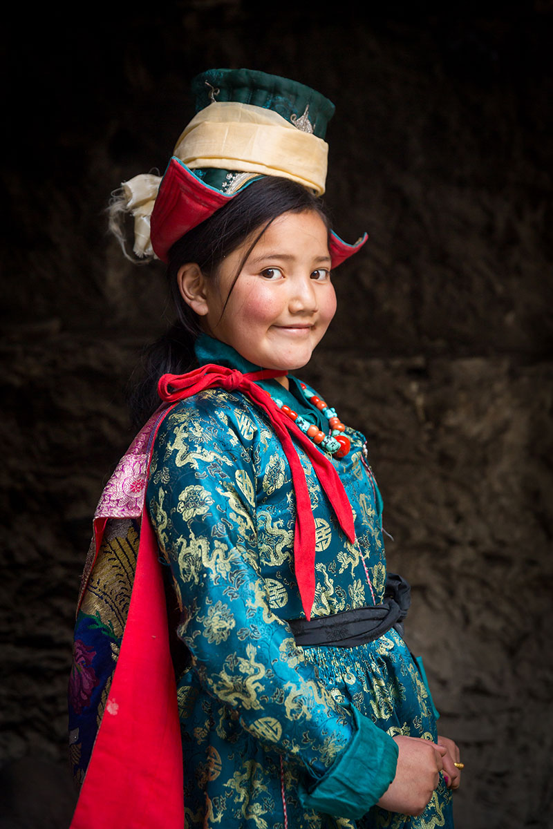 Fiatal lány Ladakhi népviseletben Chilling falujában Ladakhba