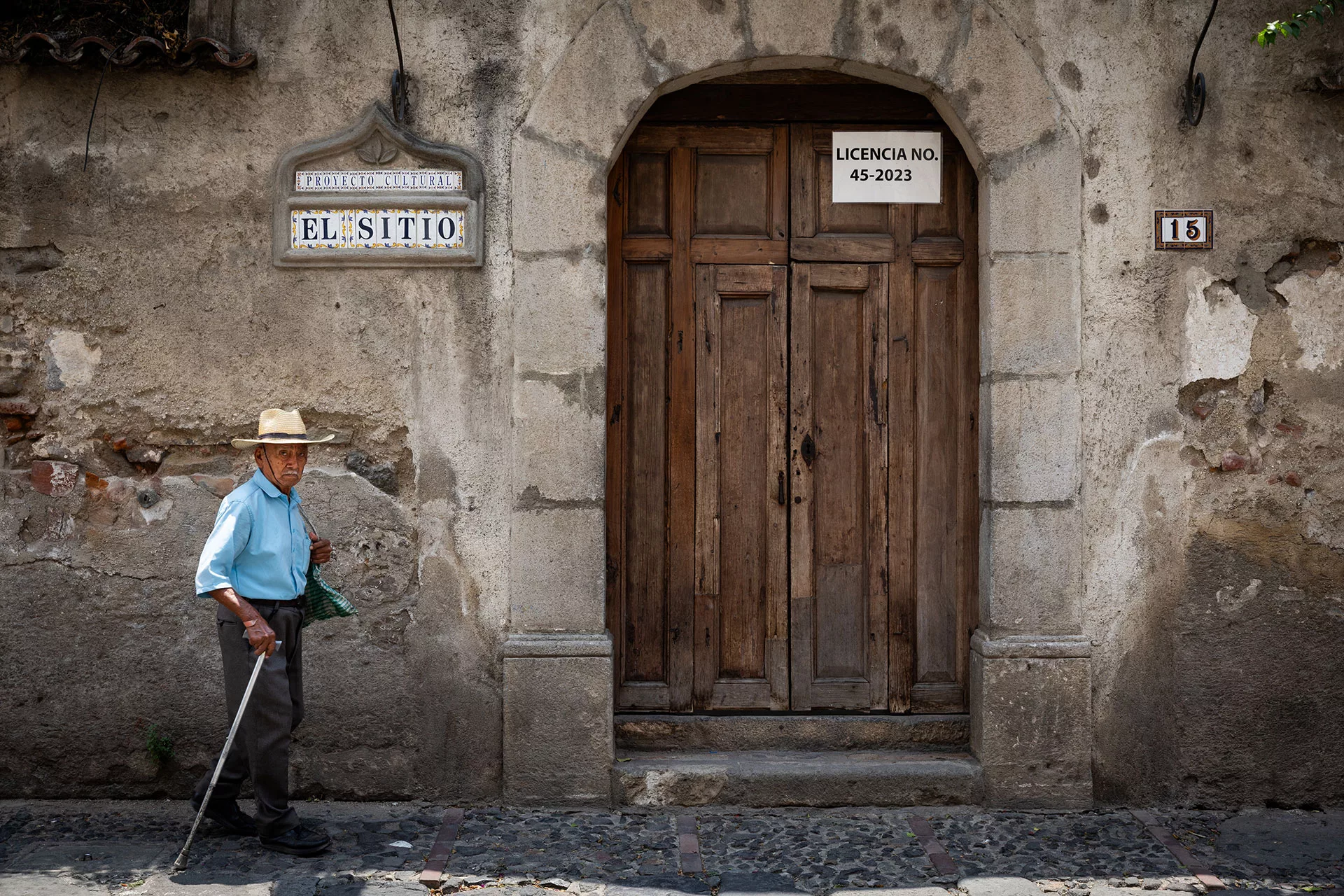 Antigua Guatemala város sétáló lakója