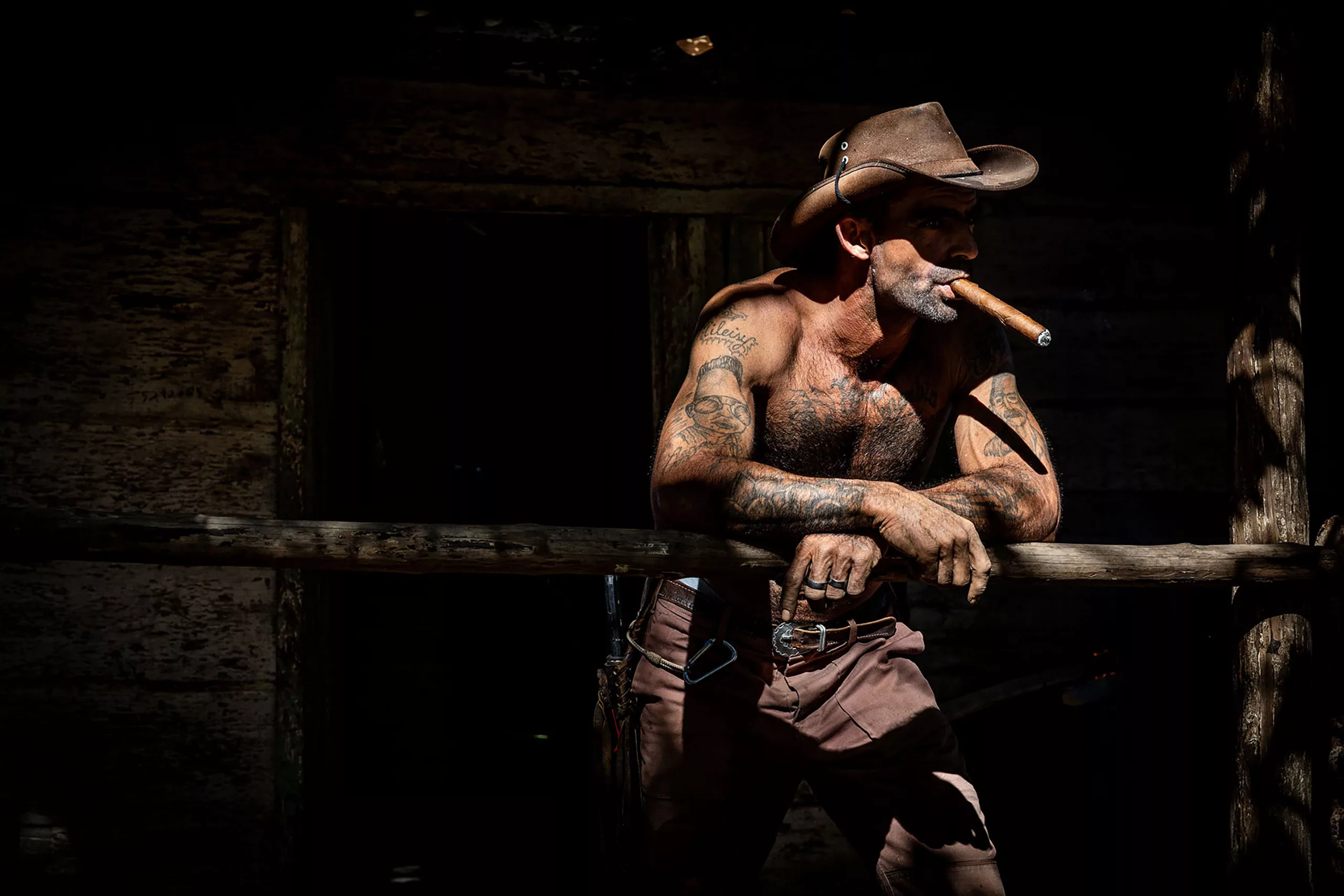 Dohánytermesztő férfi szivarral Vinalesben Kubában