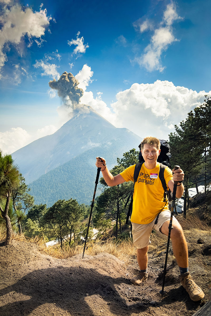 Szabó Zoltán fotográfus túravezető, a Kincseskamera alapítója az Acatenango vulkánon Guatemalában