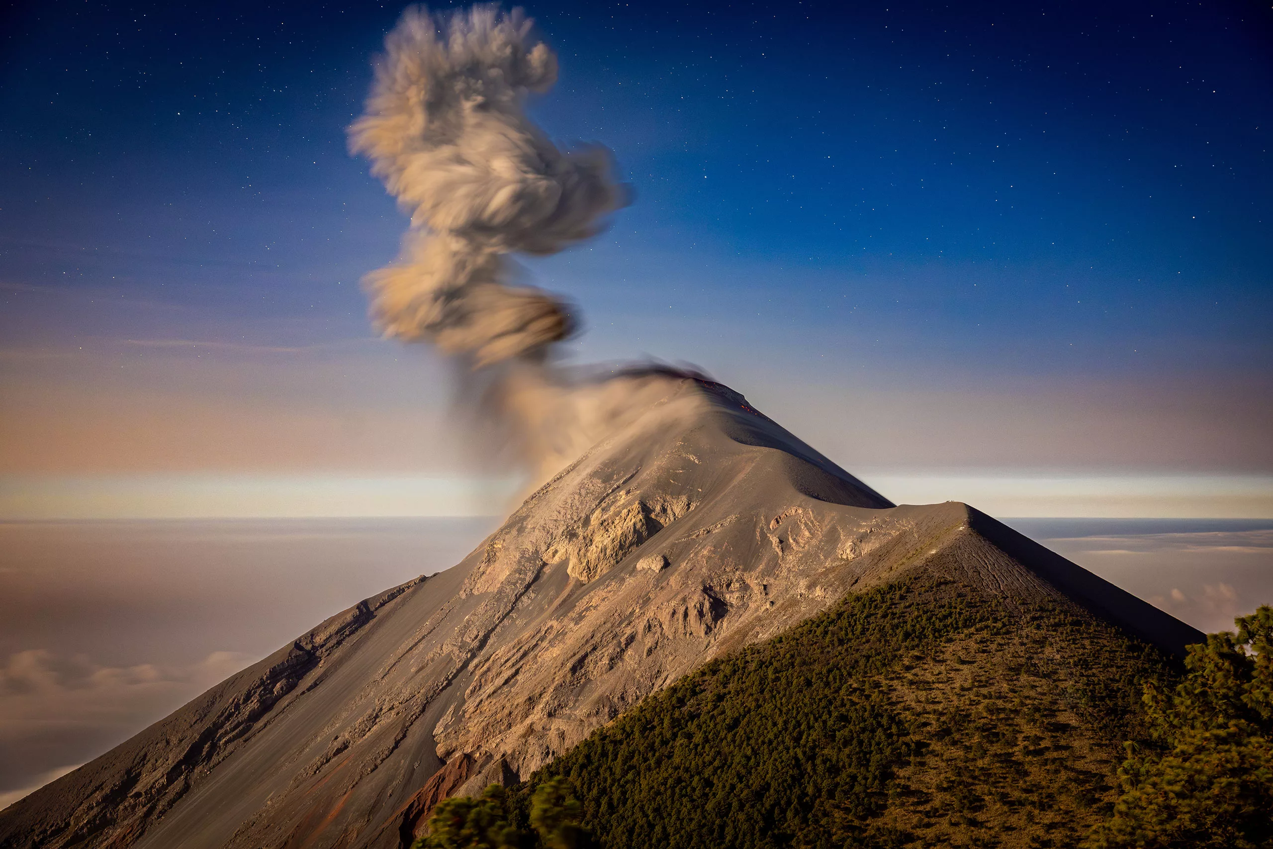 Az Acatenango vulkán éjjel holdfényben működés közben Gua