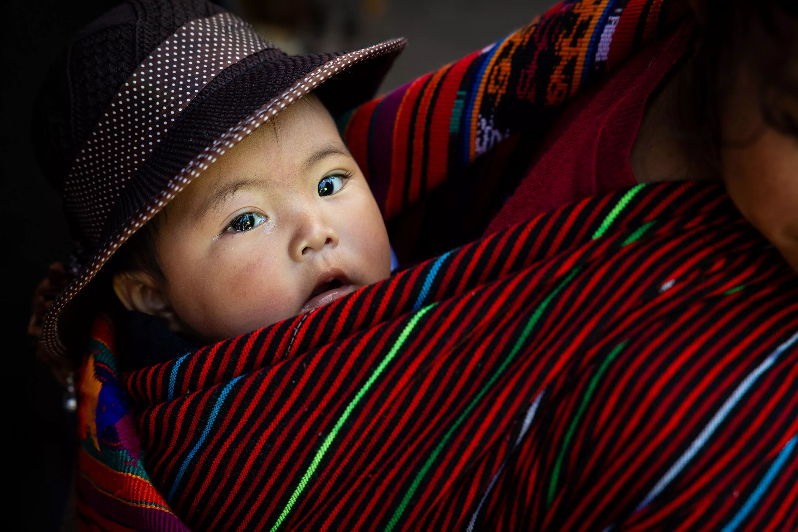 Kiché maja indián kisfiú anyja hátán Chichicastenangoban Gu