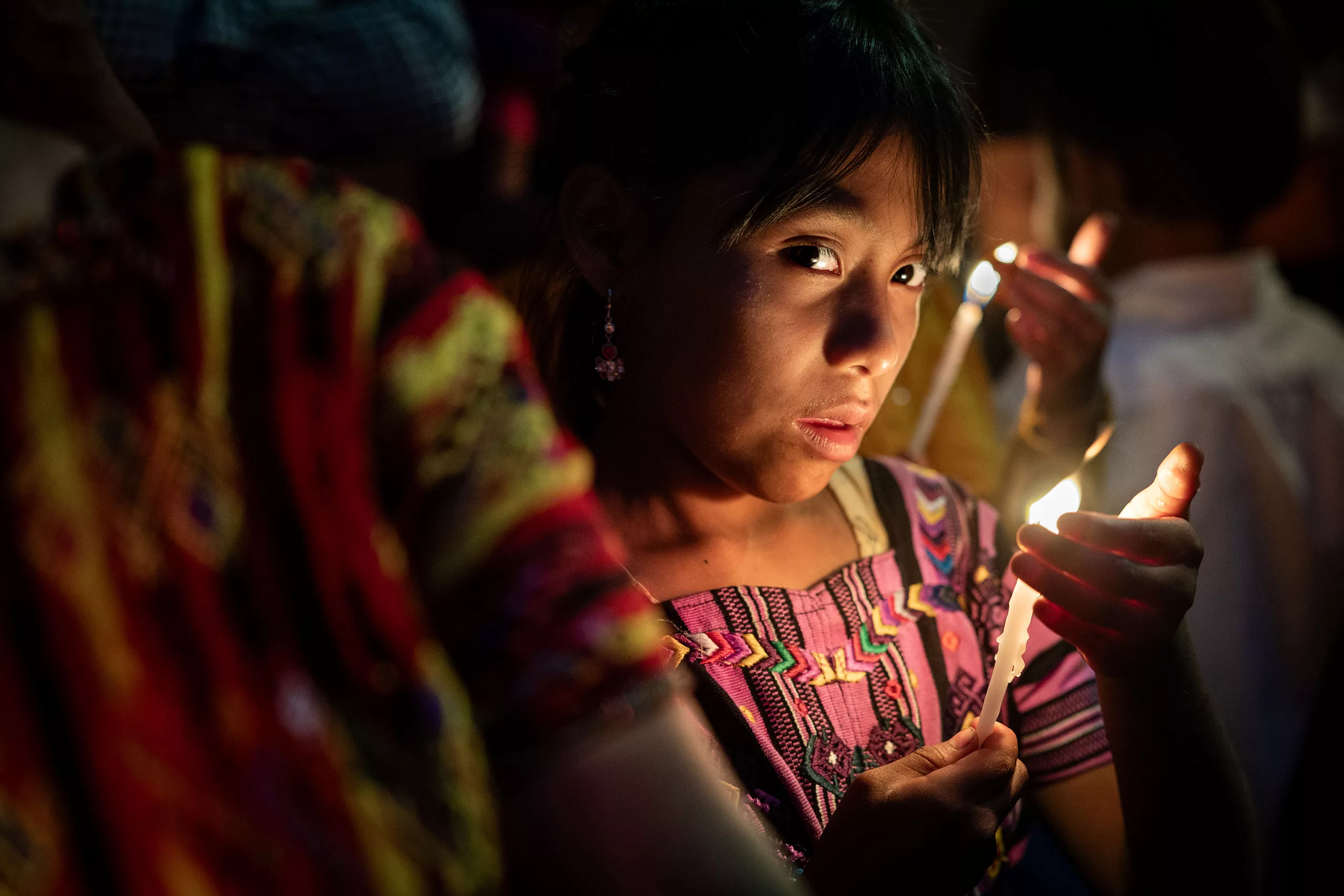 Maja kislány gyertyával a húsvéti körmenet Antigua Guatemal