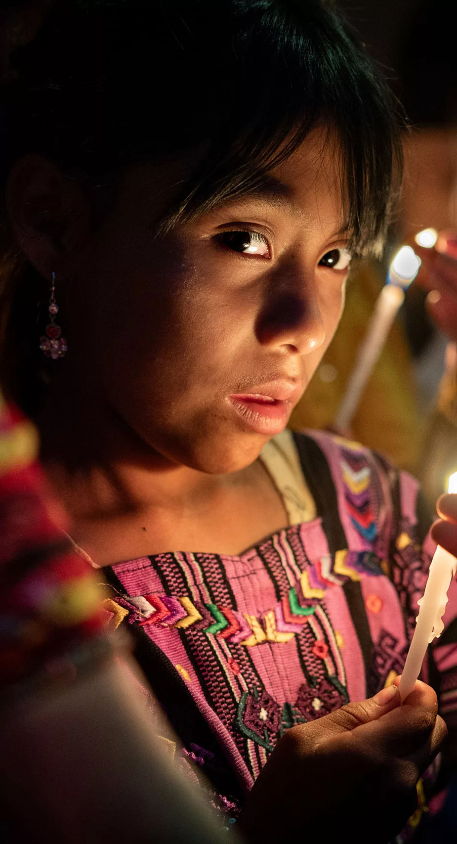 Maja kislány gyertyával a húsvéti körmenet Antigua Guatemal