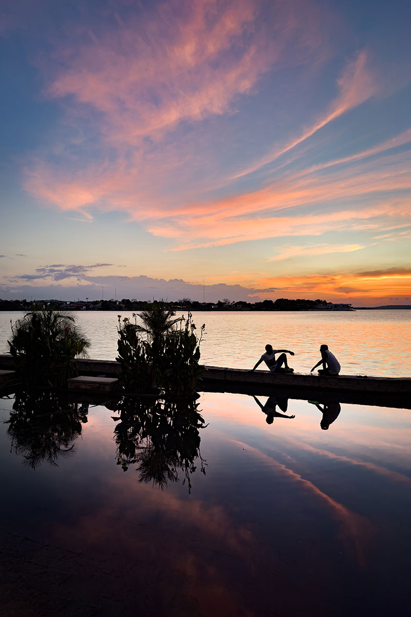 Naplemente a Lago Peten Itzan, Isla de Floresen Guatemalában