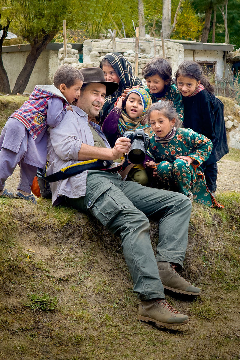 Fotós gyerekek gyűrűjében Hussainabad faluban Gilgit-Baltisztánban Pakisztánbam
