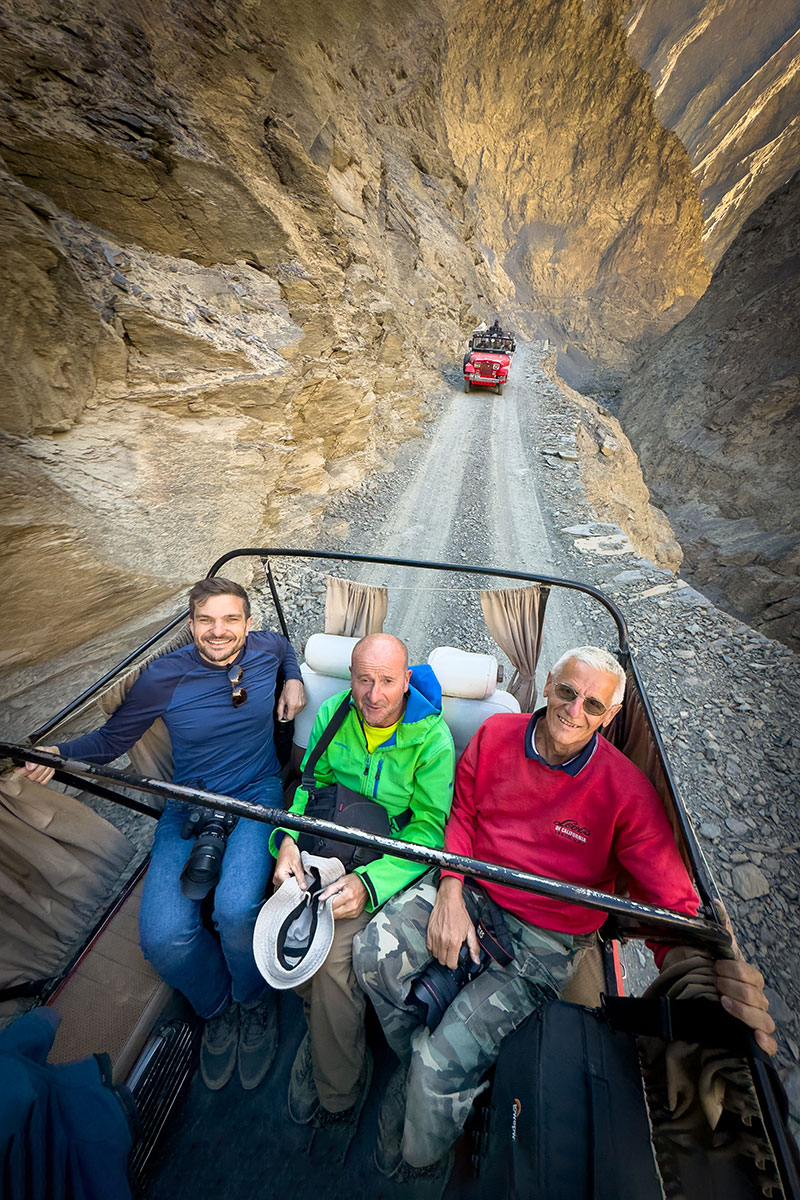 Túristák egy nyitott Jeepben a Shimshal kanyonban Észak-Pakisztánban