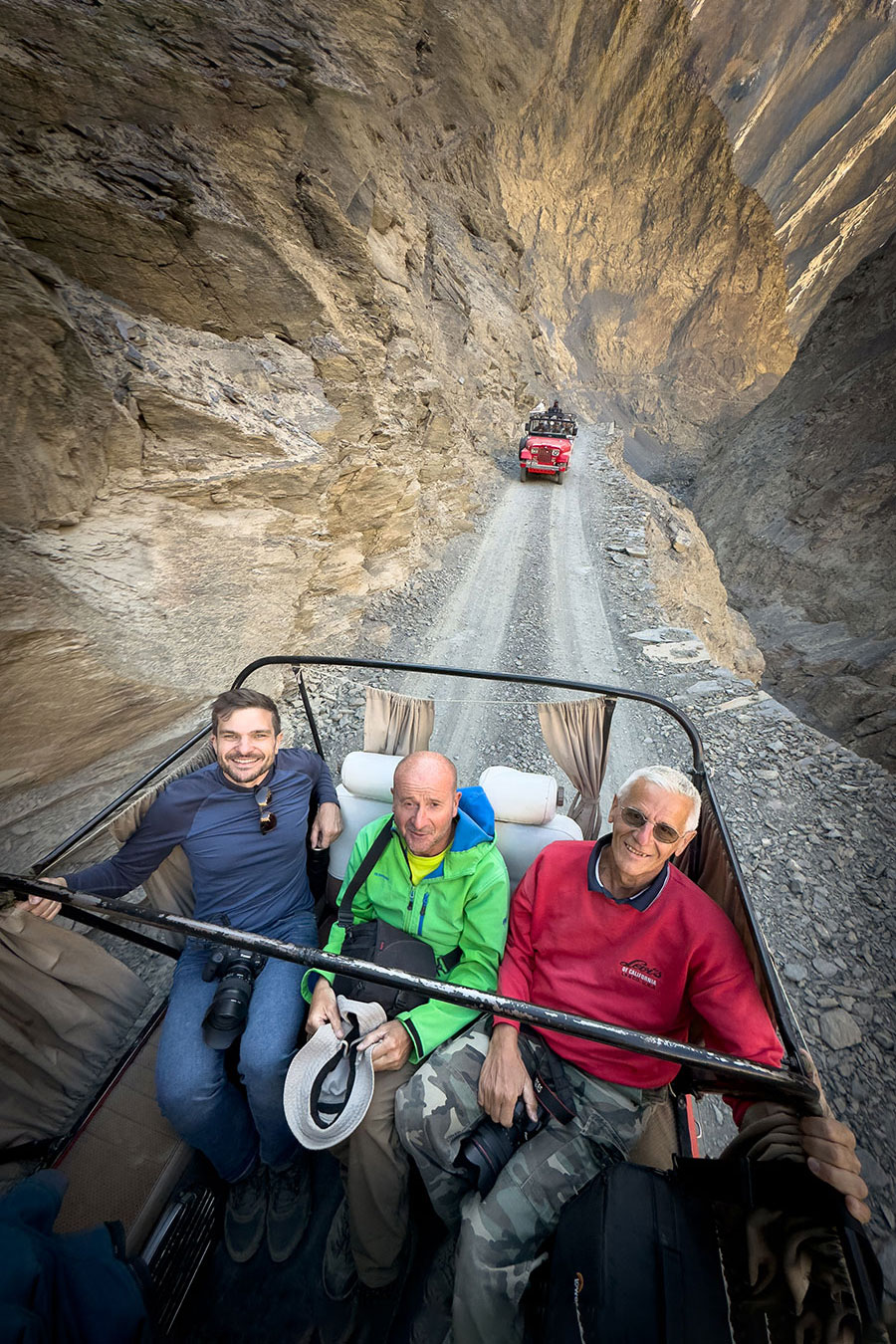 Túristák egy nyitott Jeepben a Shimshal kanyonban Észak-Pakis