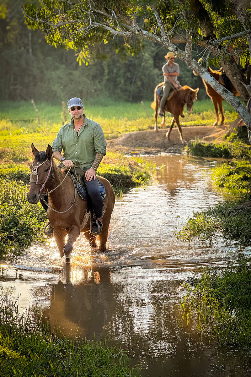 Turista lóháton egy vízmosásban Vinalesben Kubában