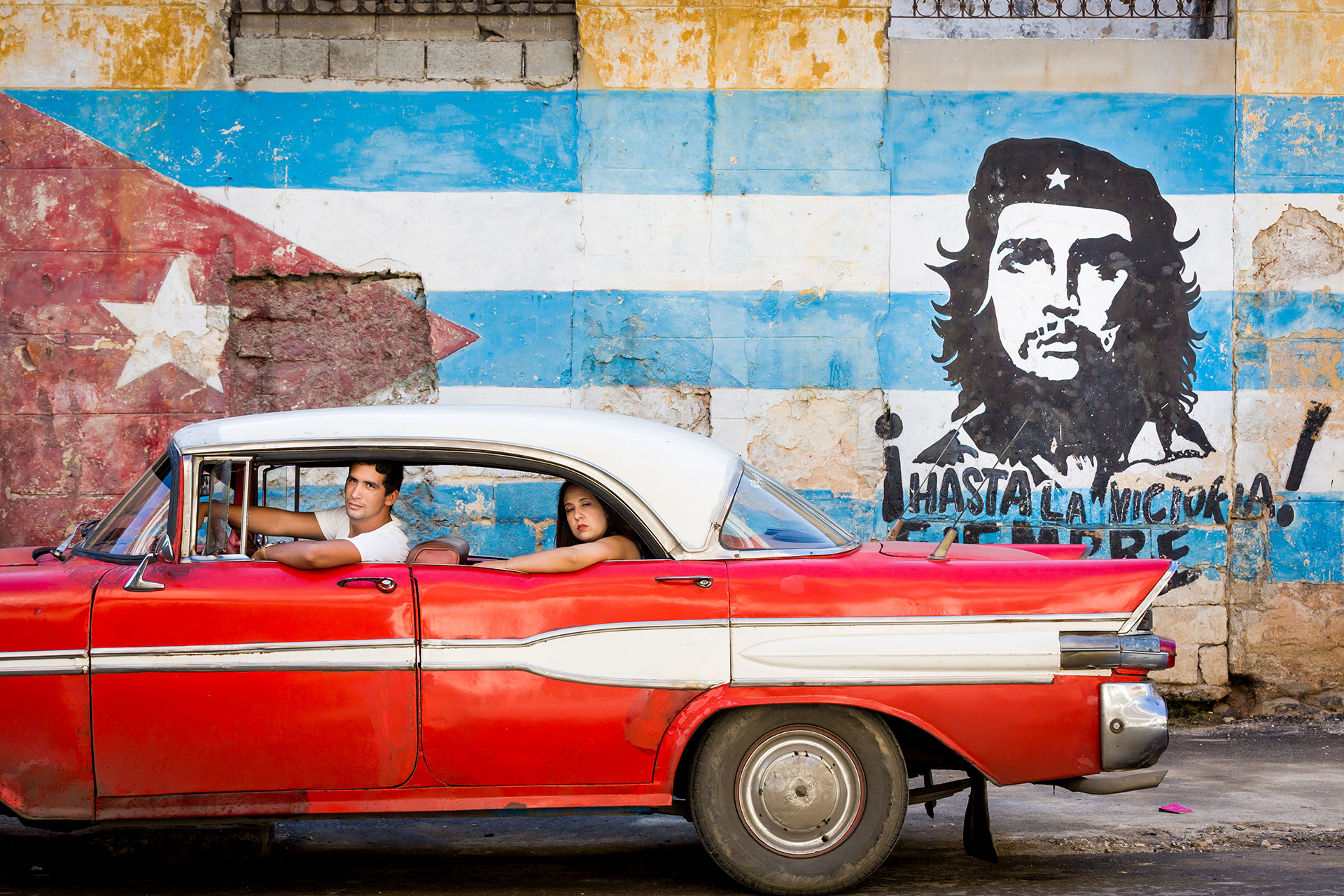 50-es évekbeli vintázs amerikai autó Che Guevara graffitivel Havanna óvárosában Kubában