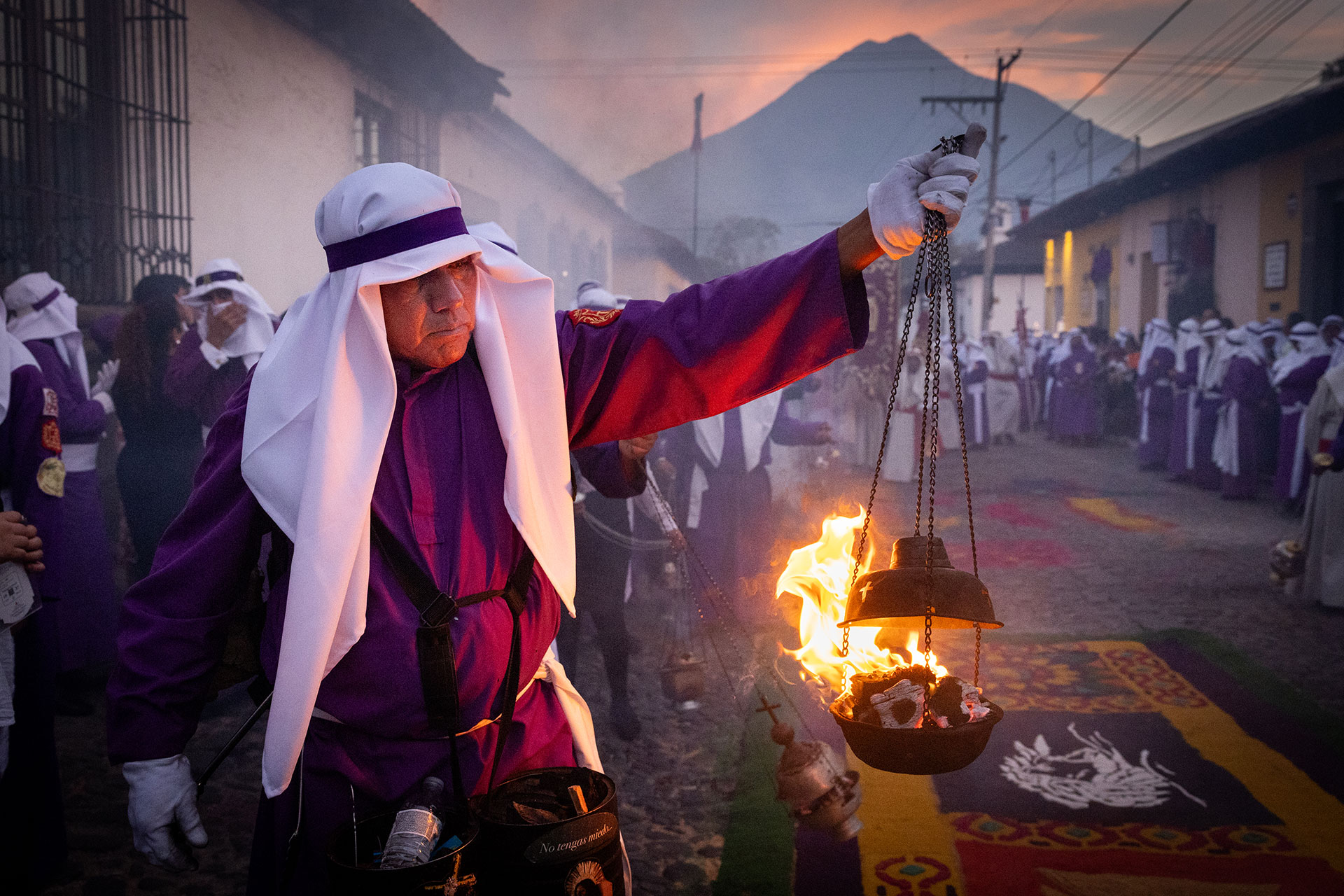Húsvéti körmenet résztvevője Antigua Guatemalában