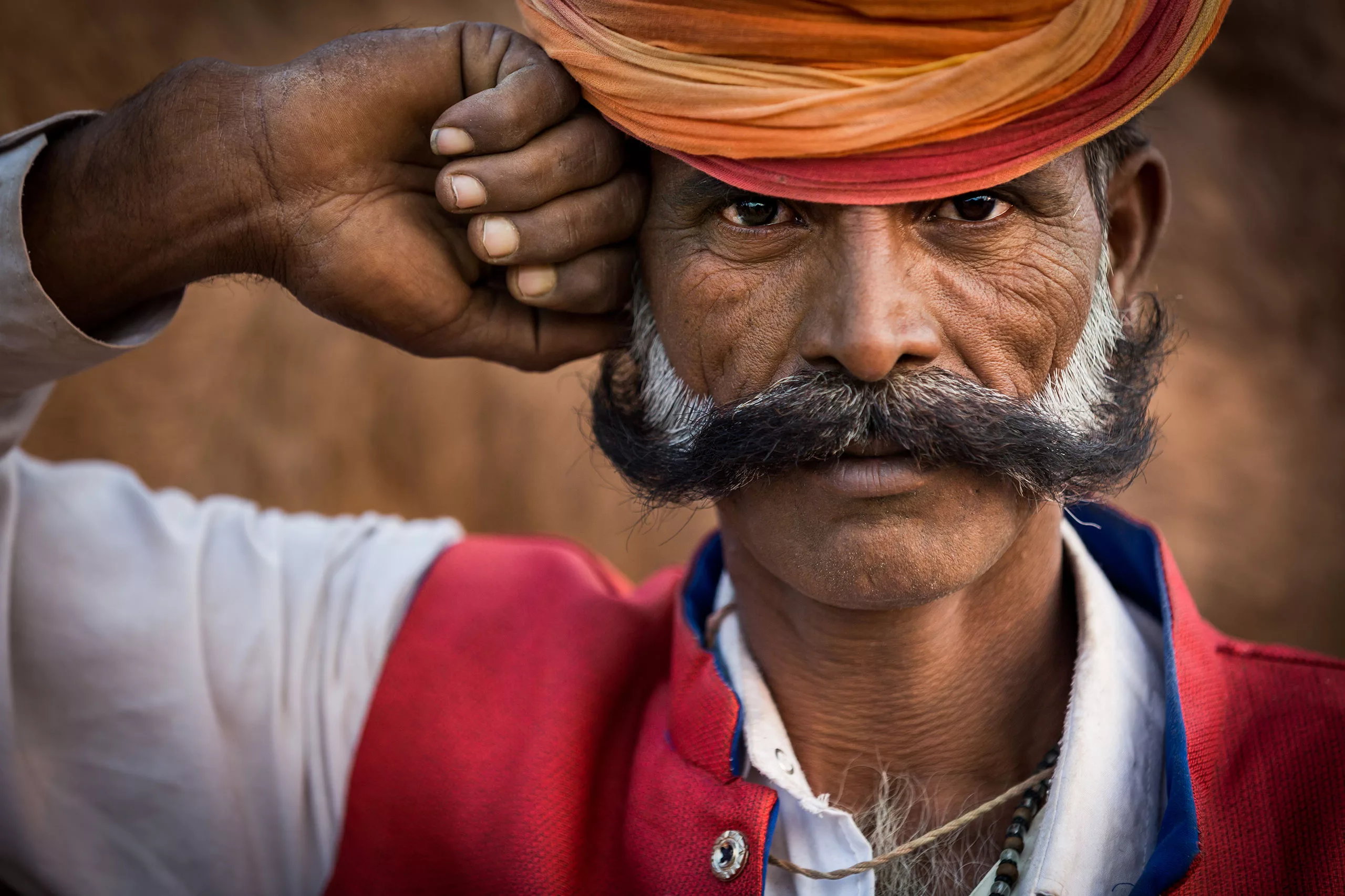Tevepásztor a Pushkar tevevásárban Rajasthanban Indiában