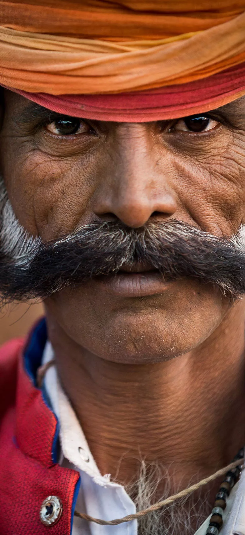 Tevepásztor a Pushkar tevevásárban Rajasthanban Indiában